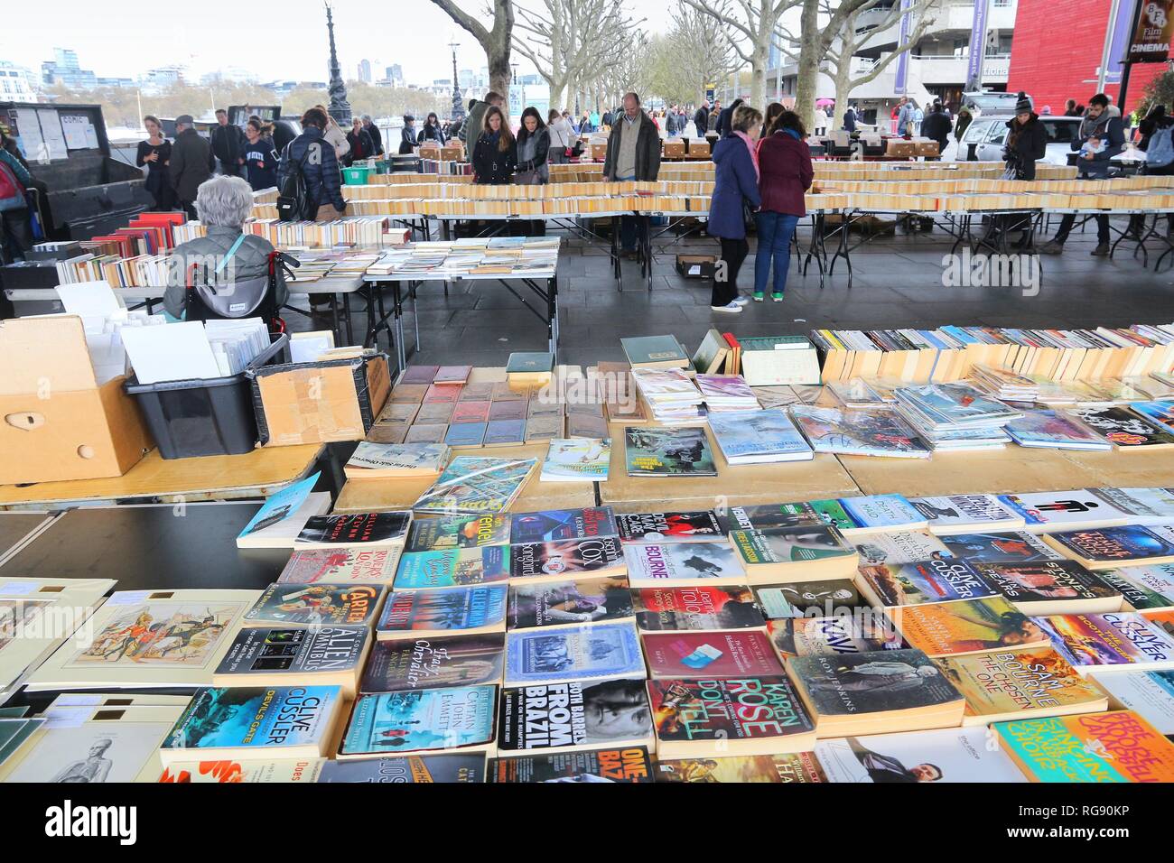 Londres, Royaume-Uni - 23 avril 2016 : personnes visitent London South Bank Foire du livre. C'est un livre d'occasion tout au long de l'année marqués sous Waterloo Bridge. Banque D'Images