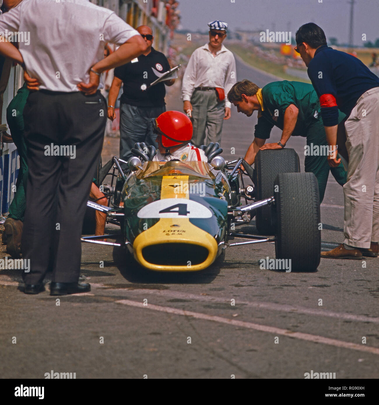 Boxenstopp für Rennfahrer Peter Arundell beim Grand Prix de l'ACF dans seinem Lotus 43 dans Reims, Frankreich 1966. Pilote automobile britannique Peter Arundell prend un pit stop lors du Grand Prix de l'Europe dans sa Lotus 43 à Reims, en France, 1966. Banque D'Images
