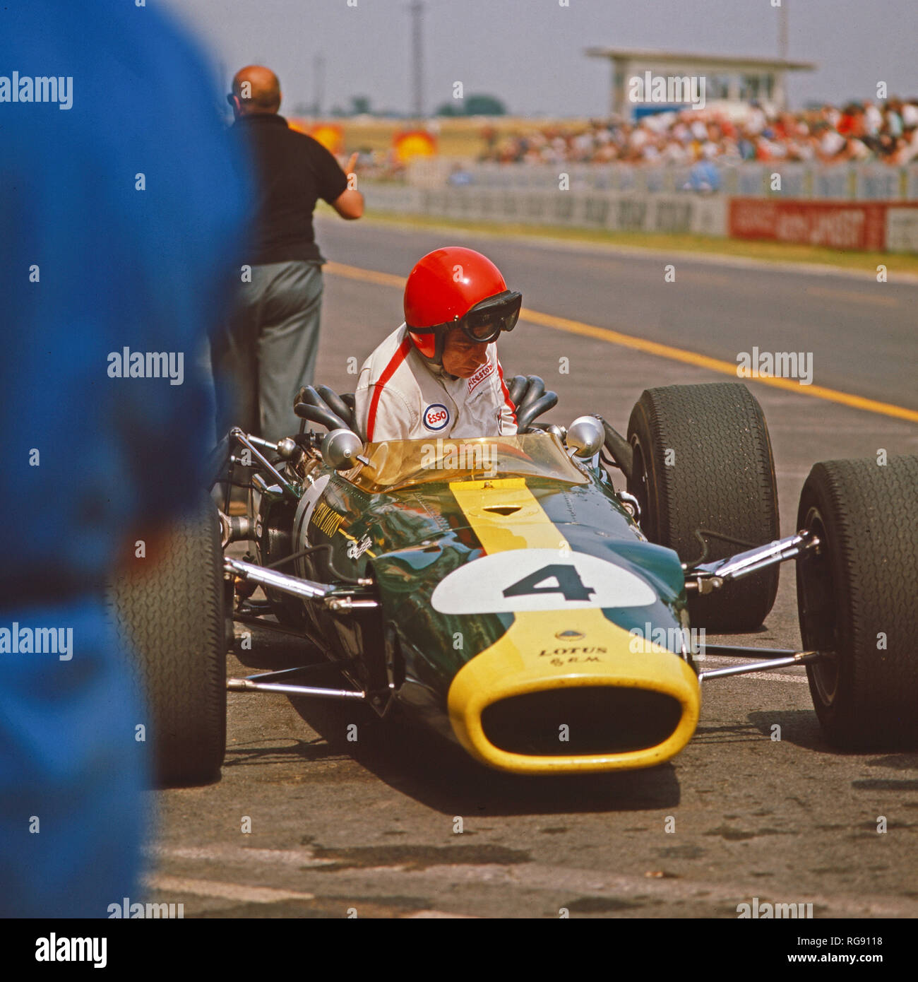 Boxenstopp für Rennfahrer Peter Arundell beim Grand Prix de l'ACF dans seinem Lotus 43 dans Reims, Frankreich 1966. Pilote automobile britannique Peter Arundell prend un pit stop lors du Grand Prix de l'Europe dans sa Lotus 43 à Reims, en France, 1966. Banque D'Images