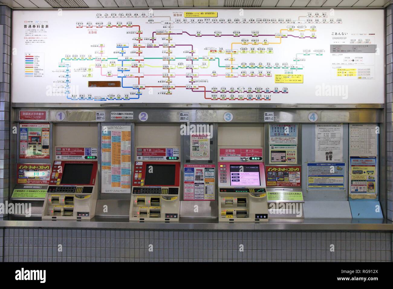 OSAKA, JAPON - 25 avril : Plan du réseau et les distributeurs de billets à la gare d'Osaka le 25 avril 2012 à Osaka, Japon. C'est la 3e station la plus occupée dans le monde entier Banque D'Images
