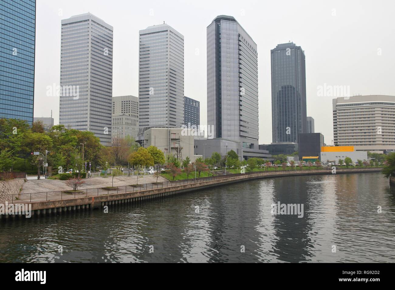 Osaka, Japon - skyline de la célèbre ville de la région Campanie. Métropole moderne dans la brume du smog, la pollution de l'air. Joto-ku district. Banque D'Images