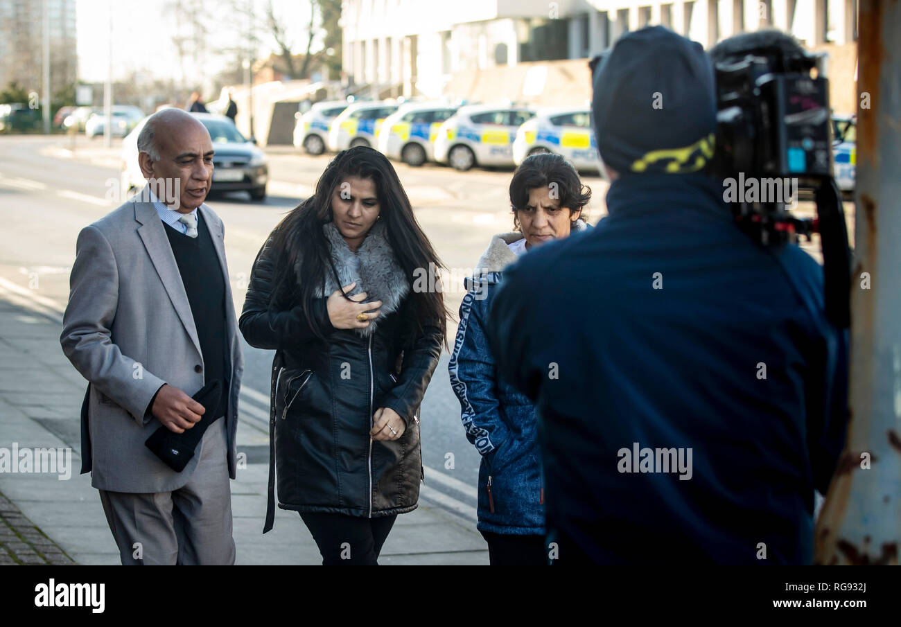 Shafqat Mirza (gauche) Erica confort Kroscenova (également connu sous le nom de Tahreem Adnan Jarral), mère de victime mortelle de 16 mois Muhammed Usman bin Adnan, en dehors de la Crown Court Doncaster avant la condamnation d'Elliott Bower, qui a admis avoir tué quatre personnes dans un accident d'horreur qu'il fuyait la police alors qu'à l'exécuter à Sheffield. Banque D'Images