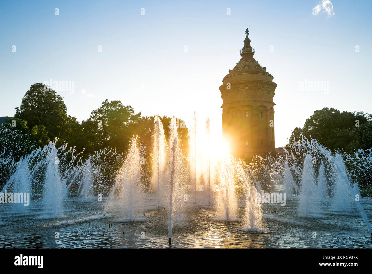 Allemagne, Bade-Wurtemberg, Mannheim, Tour de l'eau et de la fontaine au coucher du soleil Banque D'Images