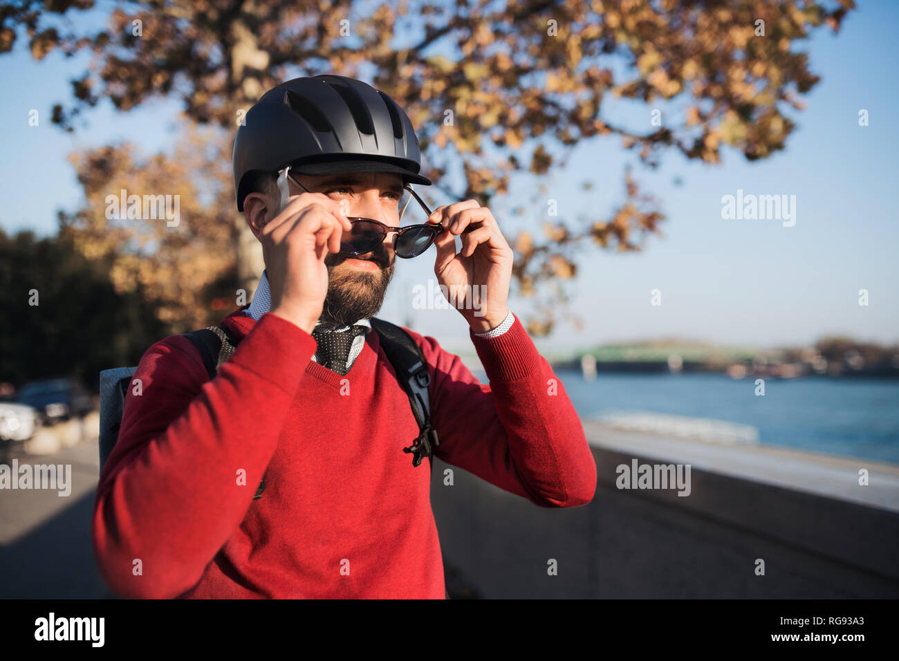 Homme d'Hipster commuter avec casque de vélo sur la façon de travailler en  ville, en mettant sur sunlglasses Photo Stock - Alamy