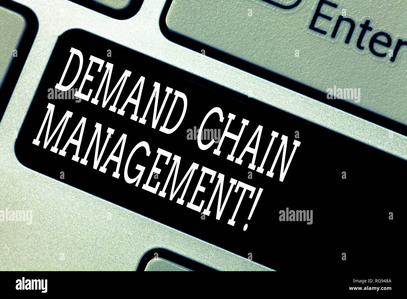 Signe texte Deanalysisd montrant la gestion de la chaîne logistique. Photo conceptuelle des relations entre fournisseurs et clients touche clavier Intention de créer comput Banque D'Images