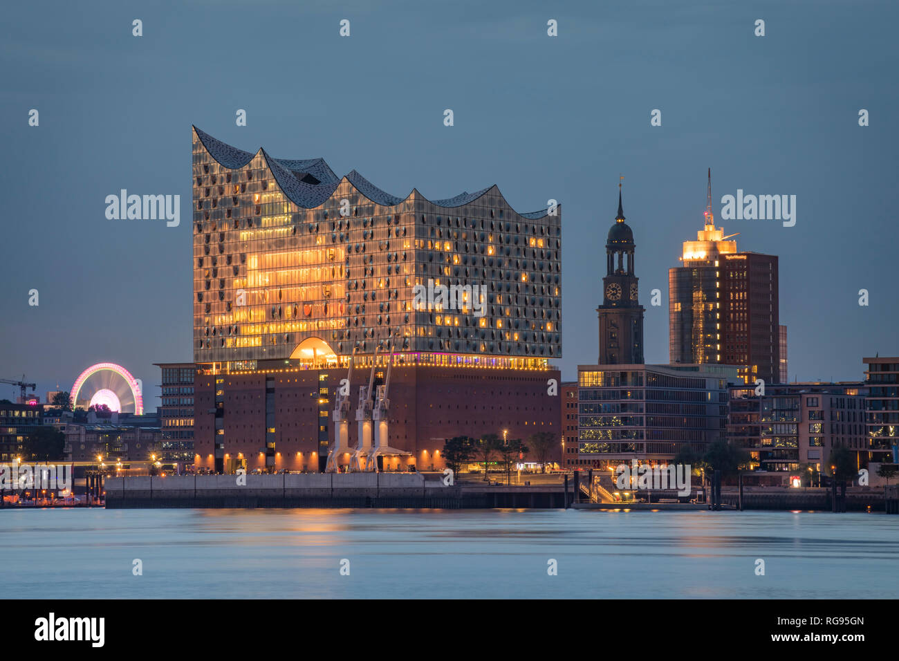 Allemagne, Hambourg, Elbe Philharmonic Hall, église St Michel à l'heure bleue Banque D'Images