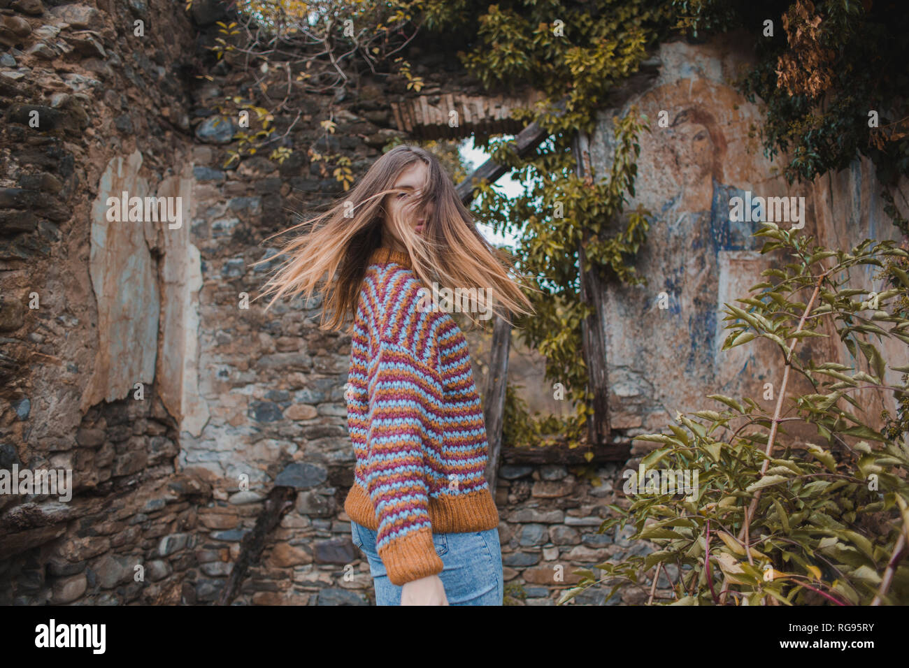 Jeune femme secoue la tête à l'ancien édifice sacré Banque D'Images