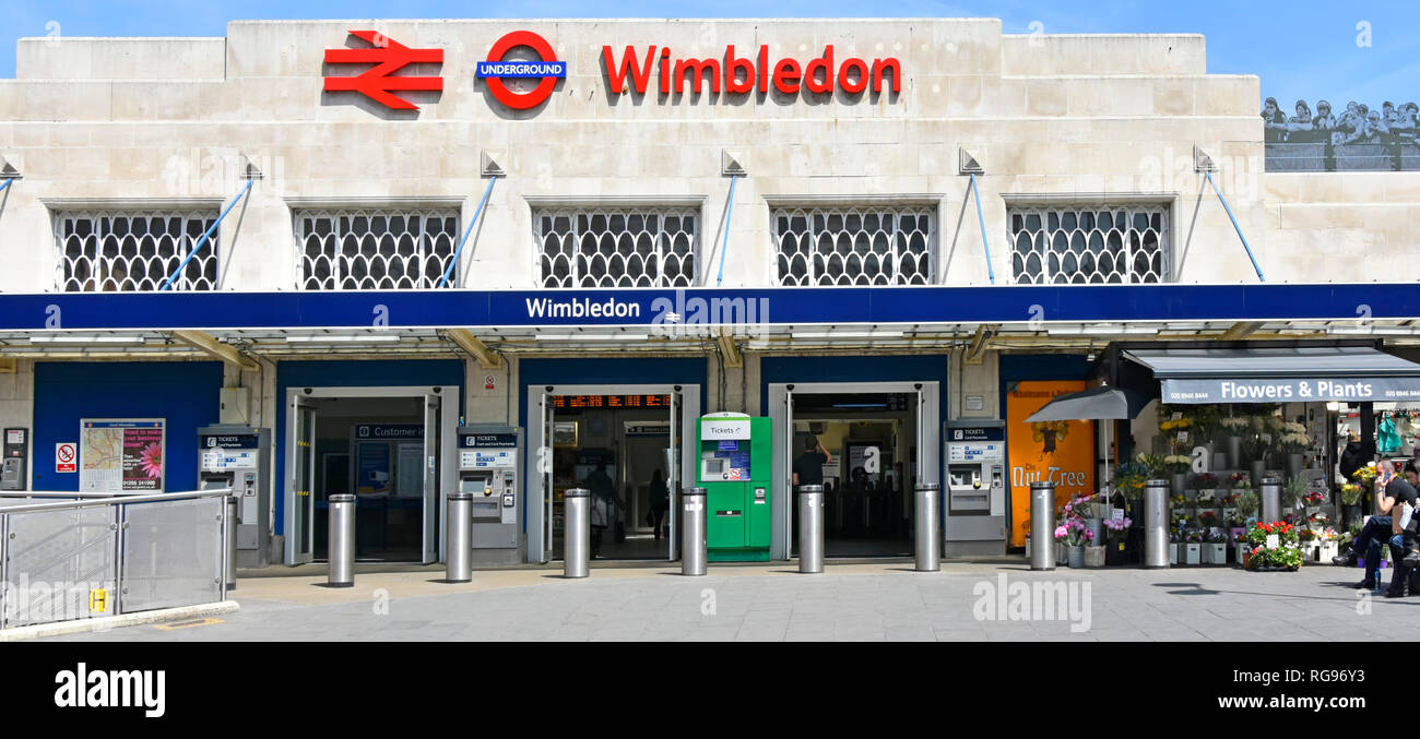 Sign & logo ci-dessus les transports publics de personnes entrée à Wimbledon national rail et le métro de Londres gare & tramlink London England UK station Banque D'Images