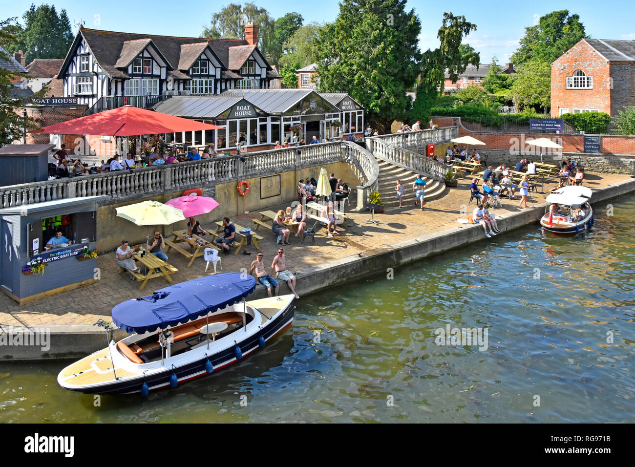 De haut en bas à la location de bateau électrique & pub business groupe diversifié, chaude journée d'été à Tamise Wallingford Oxfordshire England UK Banque D'Images