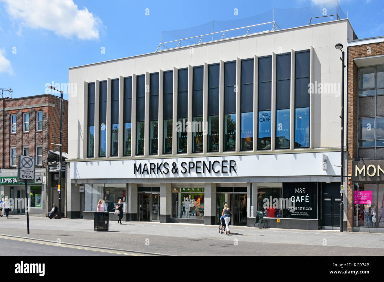 M&S la surface de vente avec les acheteurs à café tables fenêtre au-dessus de l'entrée principale du magasin Marks & Spencer shopping high street Brentwood Essex England UK Banque D'Images
