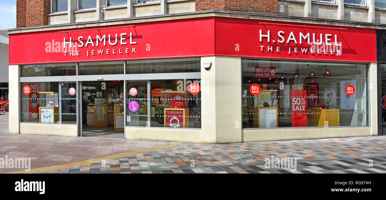 H Samuel le bijoutier un magasin de bijoux corner shop/50  % vente à la fenêtre & Entrée de zone piétonne et commerçante high street Chelmsford UK Banque D'Images