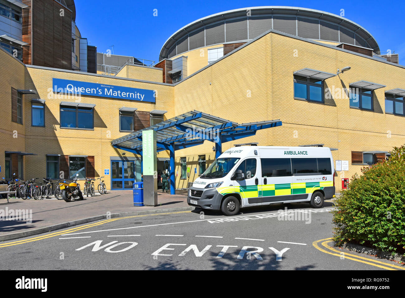 NHS Queens Hospital moderne pfi bâtiment entrée de service de soins de maternité avec véhicule de transport ambulance G4S Romford East London Angleterre Royaume-Uni Banque D'Images