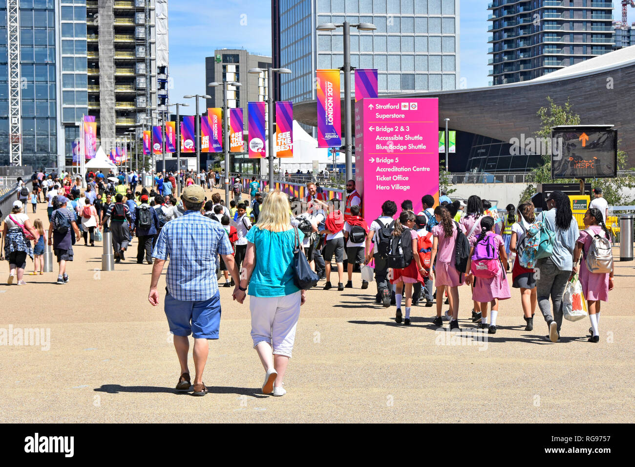 Spectateurs quitter matin session 2017 Jeux paralympiques de Londres du monde d'athlétisme du stade des Jeux Olympiques de Londres Queen Elizabeth Park Stratford UK Banque D'Images
