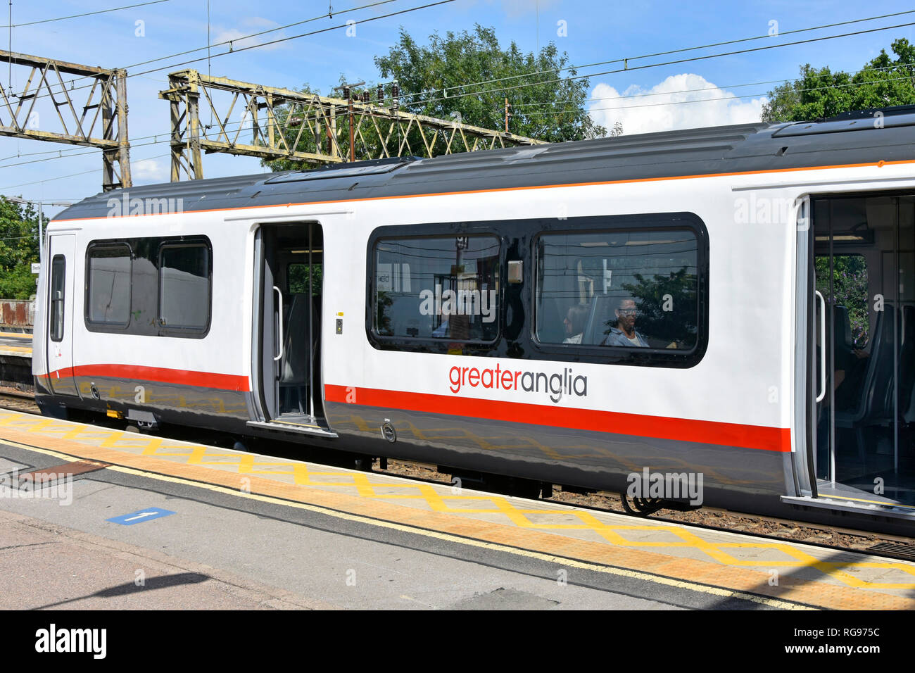 Train de banlieue Greater Anglia avec portes d'accès pour passagers ouvertes, attendant à quai de quitter Shenfield près de la gare de Brentwood Essex Angleterre Royaume-Uni Banque D'Images