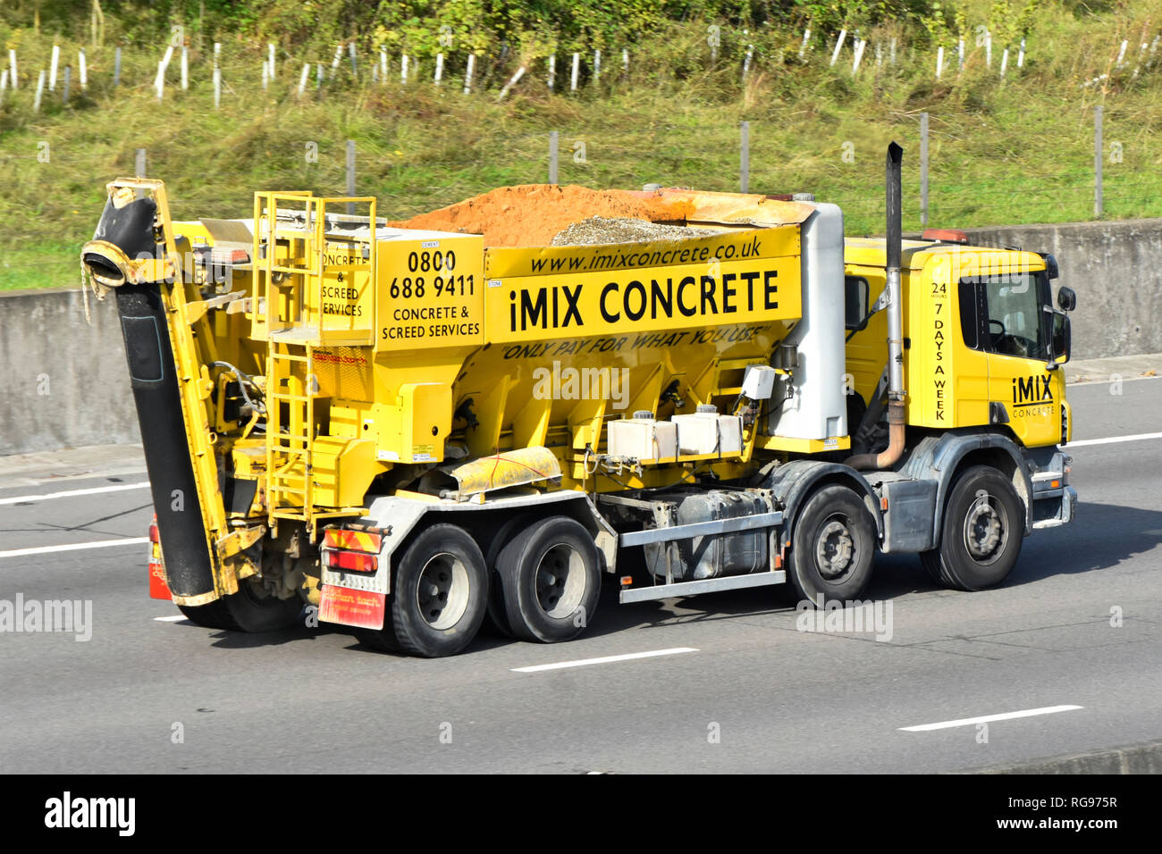 Vue arrière et latérale du VHG jaune chantier bétonnière et table Camion Camion de livraison véhicule chargé avec les agrégats de sable-ciment et eau England UK Banque D'Images