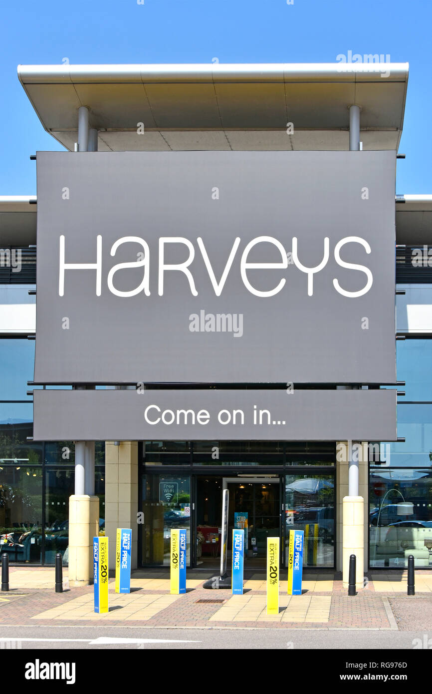 Façade avant du magasin de meubles au détail Harveys à Lakeside retail park partie de Steinhoff International Holdings business group Thurrock Essex England UK Banque D'Images