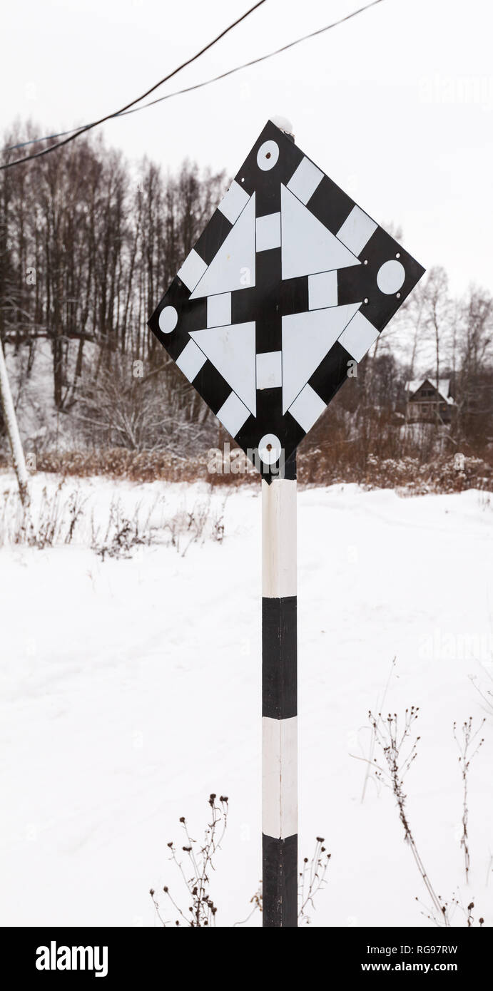 Panneau d'avertissement ferroviaire temporaire russe, qui montrent : relever le couteau, fermer les ailes. Installés dans les zones où la vitesse élevée des souffleuses à neige travail Banque D'Images