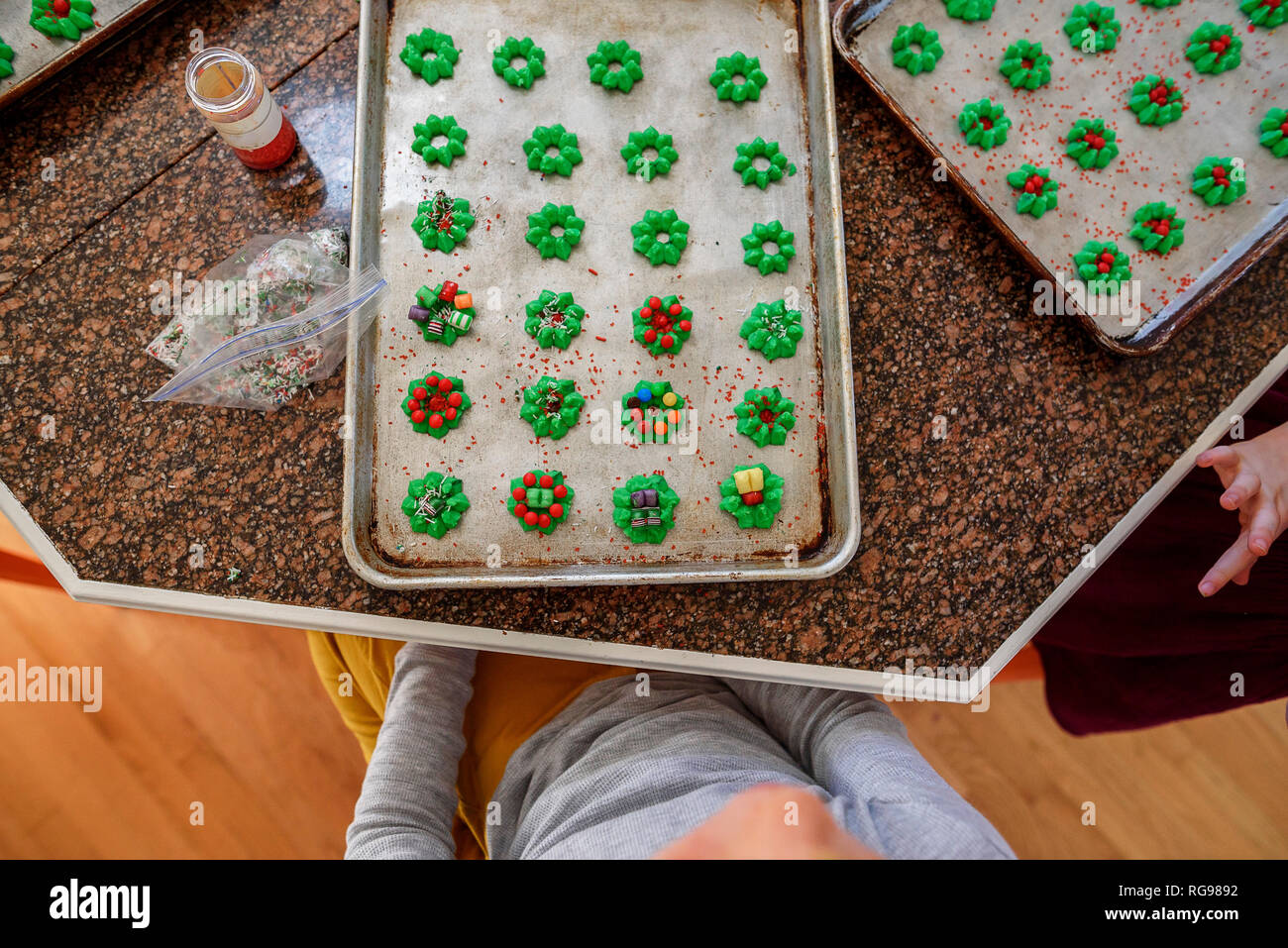 Deux enfants debout dans la cuisine decorating Cookies Banque D'Images