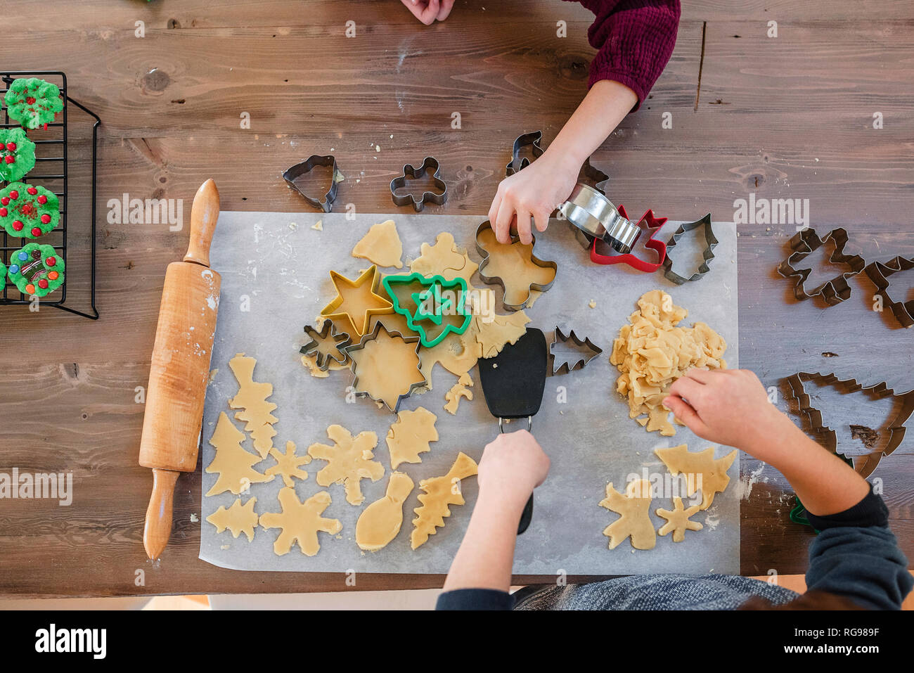 Vue de dessus de deux enfants making Christmas Cookies Banque D'Images