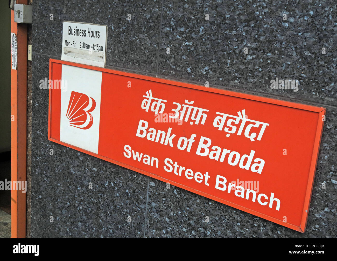 Panneau rouge, Bank of Baroda, Swan Street Manchester Branch Bob, Angleterre, Royaume-Uni, M4 5JU Banque D'Images
