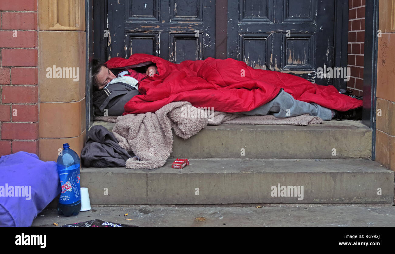 Les sans-abri, les sans-abri hommes femmes dans le centre-ville de Warrington, Winmarleigh Street, Warrington, Cheshire, North West England, UK, WA1 1NB Banque D'Images