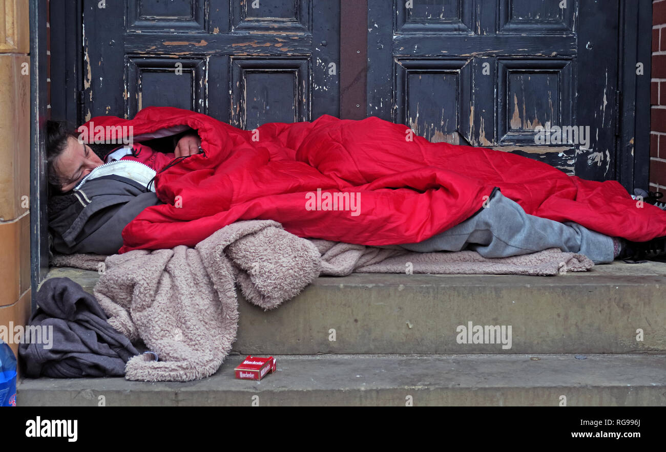 Les sans-abri, les sans-abri hommes femmes dans le centre-ville de Warrington, Winmarleigh Street, Warrington, Cheshire, North West England, UK, WA1 1NB Banque D'Images