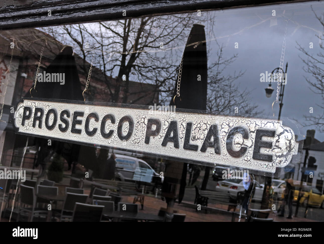 Prosecco Palace signe dans un fenêtre bar, Mûrier, Stockton Heath, Warrington, Cheshire, North West England, UK, WA4 2AF Banque D'Images