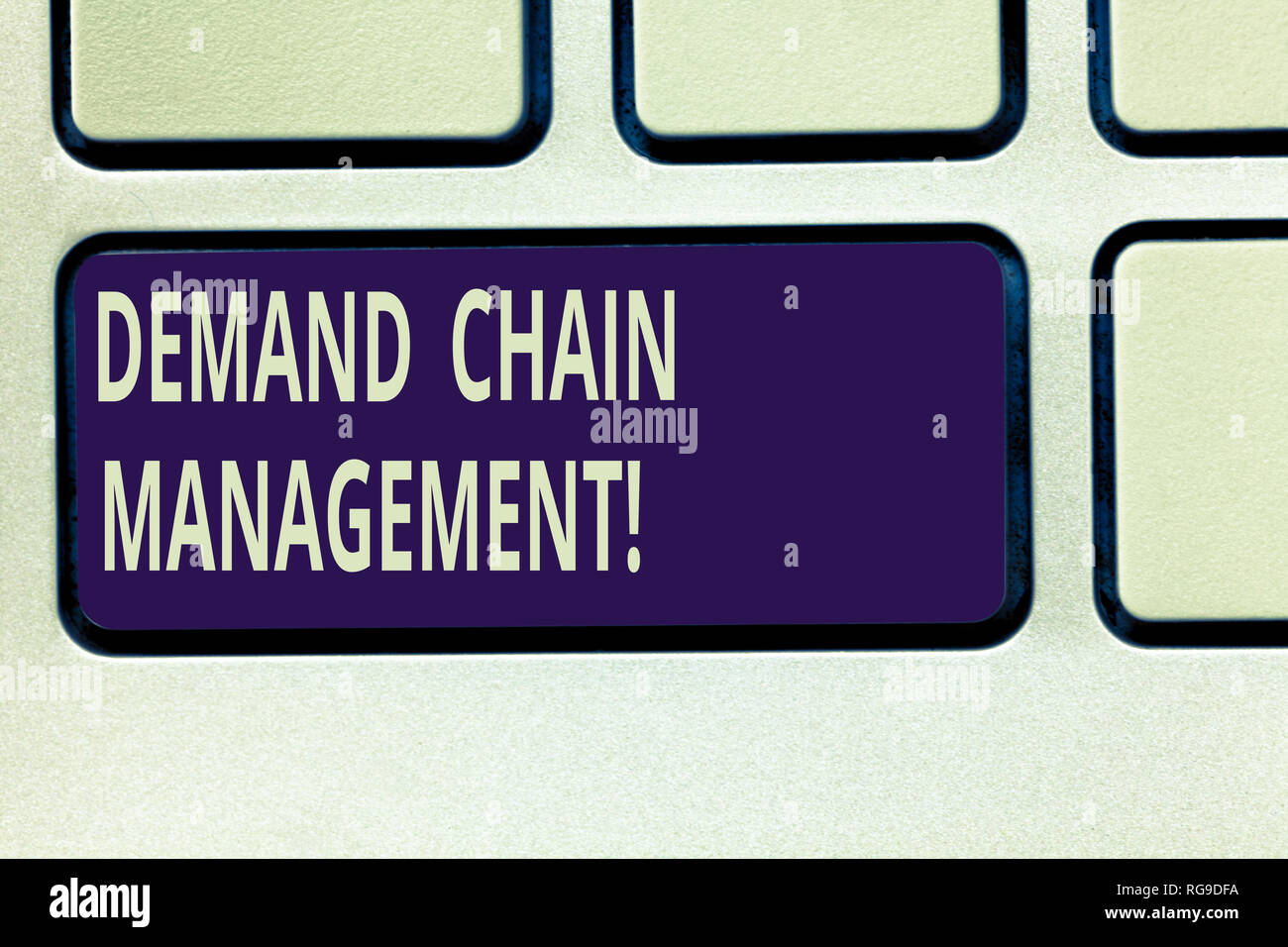 Signe texte Deanalysisd montrant la gestion de la chaîne logistique. Photo conceptuelle des relations entre fournisseurs et clients touche clavier Intention de créer comput Banque D'Images