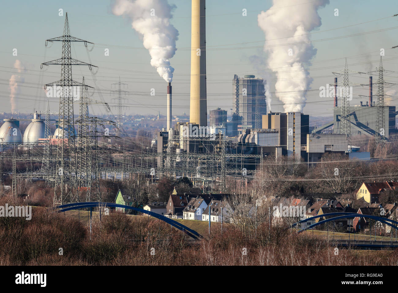 Essen, Ruhr, Rhénanie du Nord-Westphalie, Allemagne - paysage industriel de la Ruhr, au milieu l'usine d'incinération des déchets RWE Essen Carnap Banque D'Images