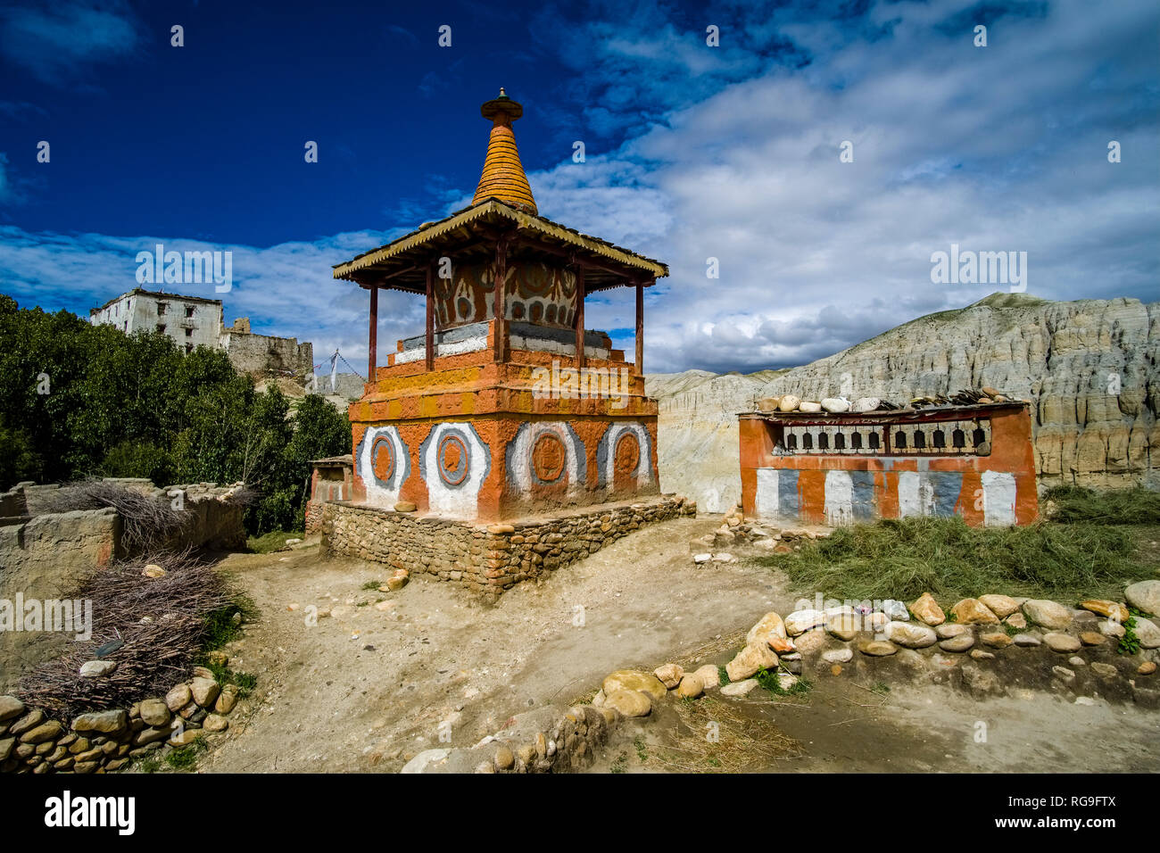 Le monastère de village est situé sur une colline dans la région de Mustang, un chorten, stupa, à l'entrée Banque D'Images