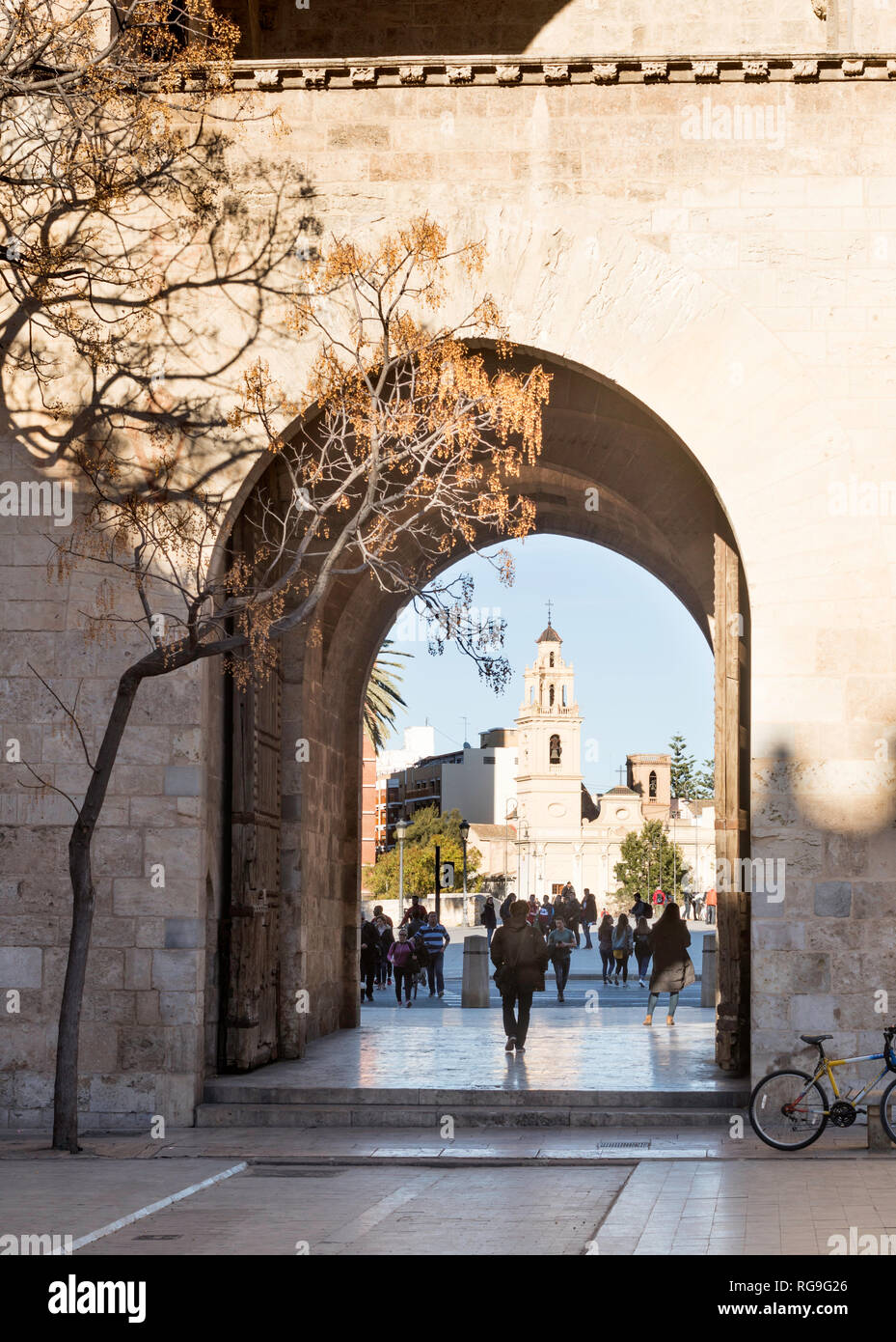 Voir à travers les Torres de Serranos avec personnes traversant le pont dels Chambres à Valence, Espagne, Europe Banque D'Images