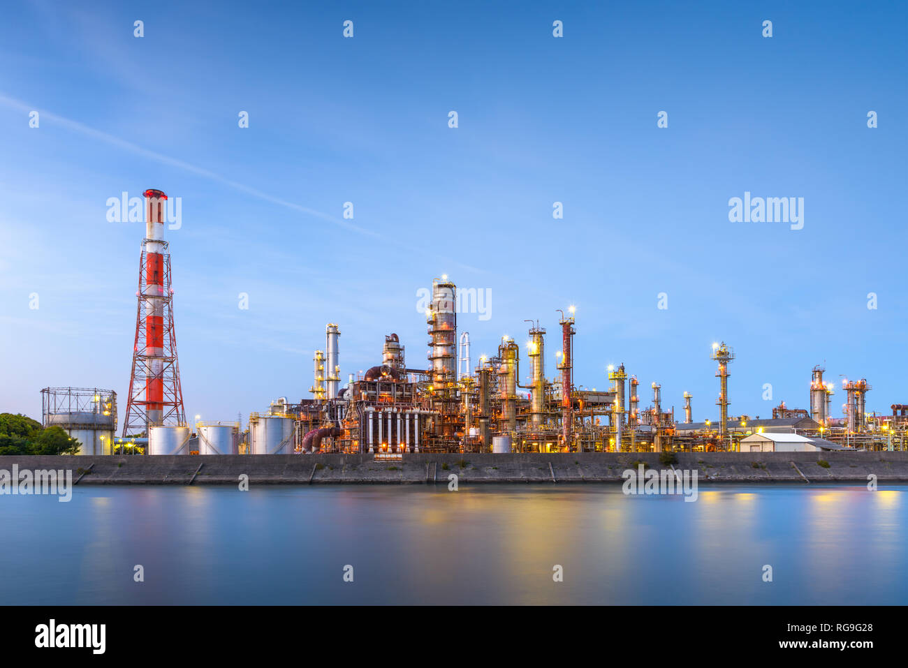 Les raffineries de pétrole line une rivière de Yokkaichi, au Japon. La ville a été un centre pour l'industrie chimique depuis les années 1930. Banque D'Images