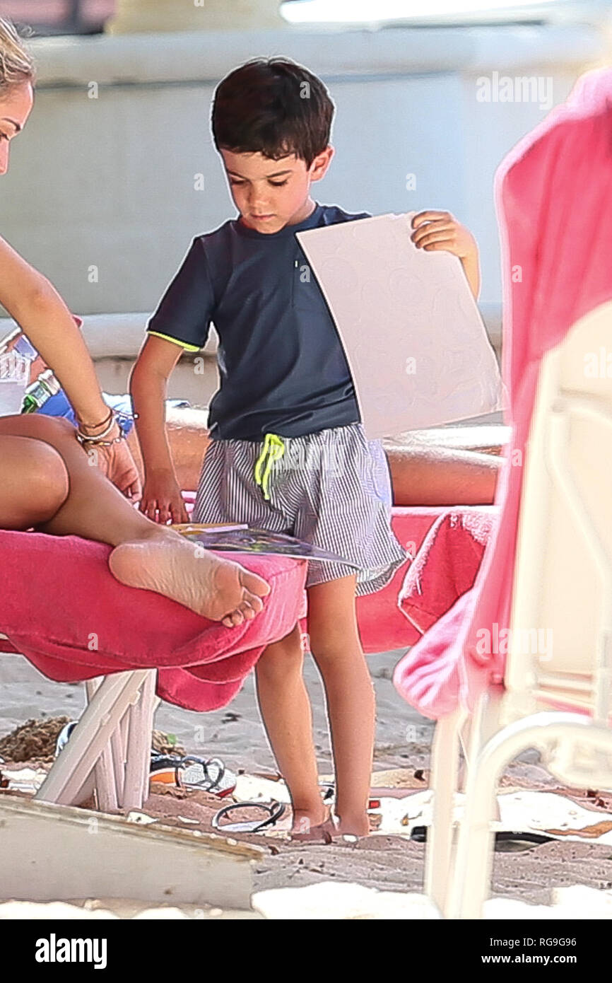 Le fils de Simon Cowell Eric jouant sur la plage de Sandy Lane à la Barbade avec sa nounou avec : Eric Cowell Où : La Barbade Quand : 28 Déc 2018 Crédit : WENN.com Banque D'Images