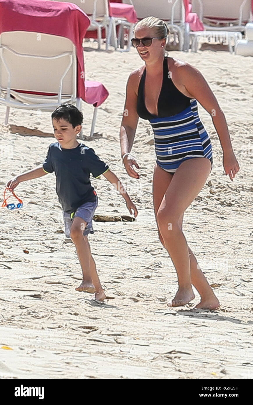 Le fils de Simon Cowell Eric jouant sur la plage de Sandy Lane à la Barbade avec sa nounou avec : Eric Cowell Où : La Barbade Quand : 28 Déc 2018 Crédit : WENN.com Banque D'Images