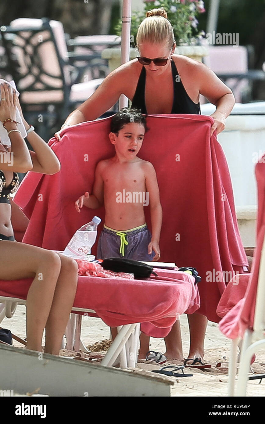 Le fils de Simon Cowell Eric jouant sur la plage de Sandy Lane à la Barbade avec sa nounou avec : Eric Cowell Où : La Barbade Quand : 28 Déc 2018 Crédit : WENN.com Banque D'Images