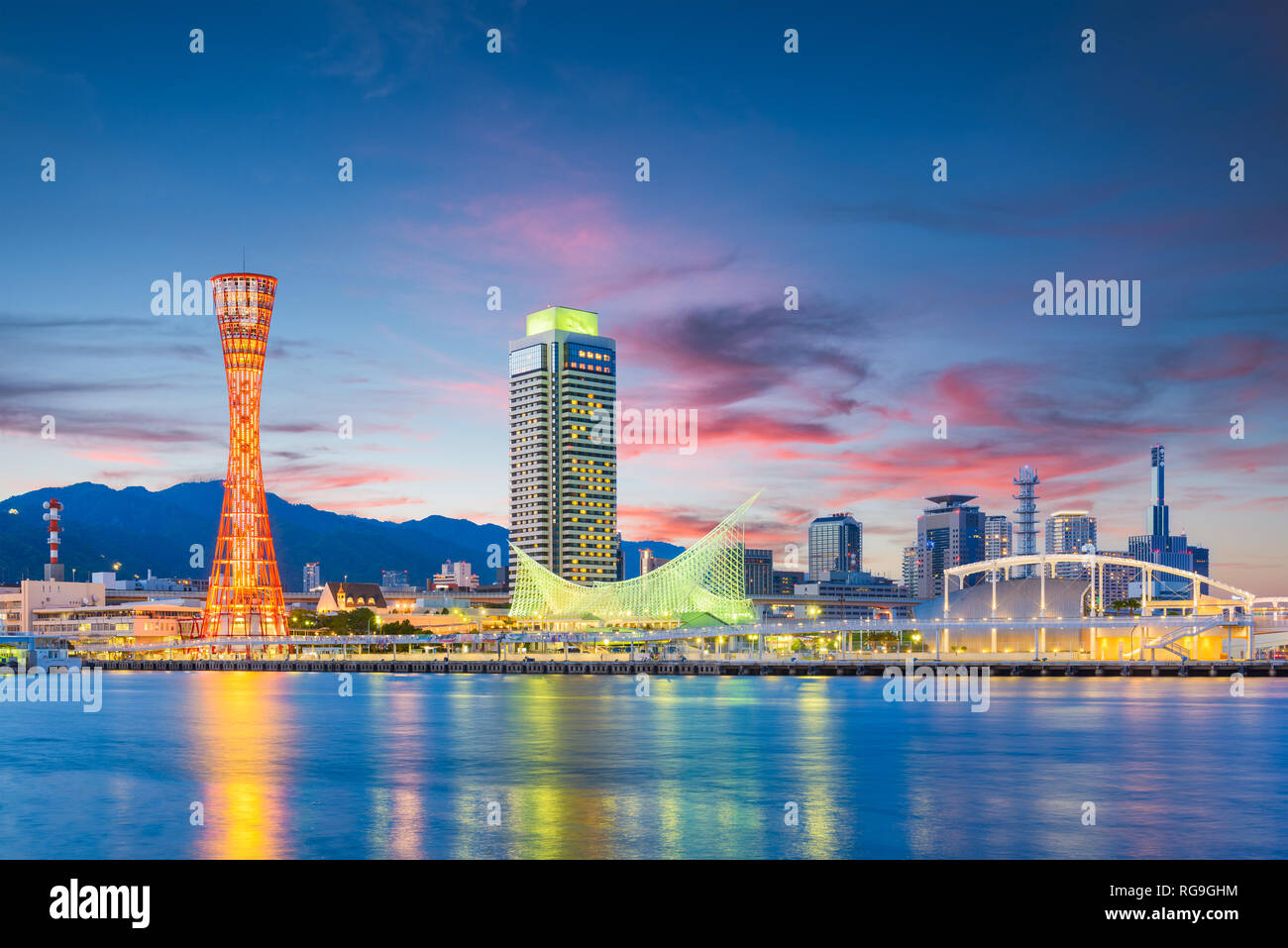 Kobe, Japon skyline au port et la tour. Banque D'Images