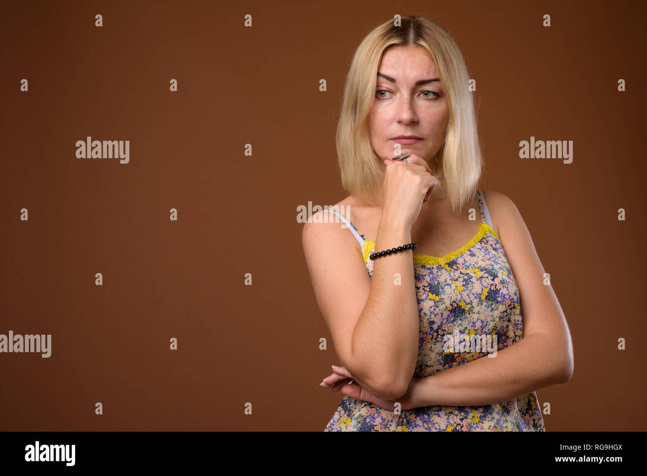 Beau portrait avec des cheveux blonds courts contre brown retour Banque D'Images