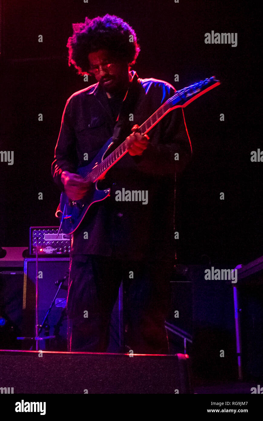 Rocky George guitariste avec le groupe de rock alternatif en arêtes en live à Kesselhaus, Berlin - Allemagne. Banque D'Images