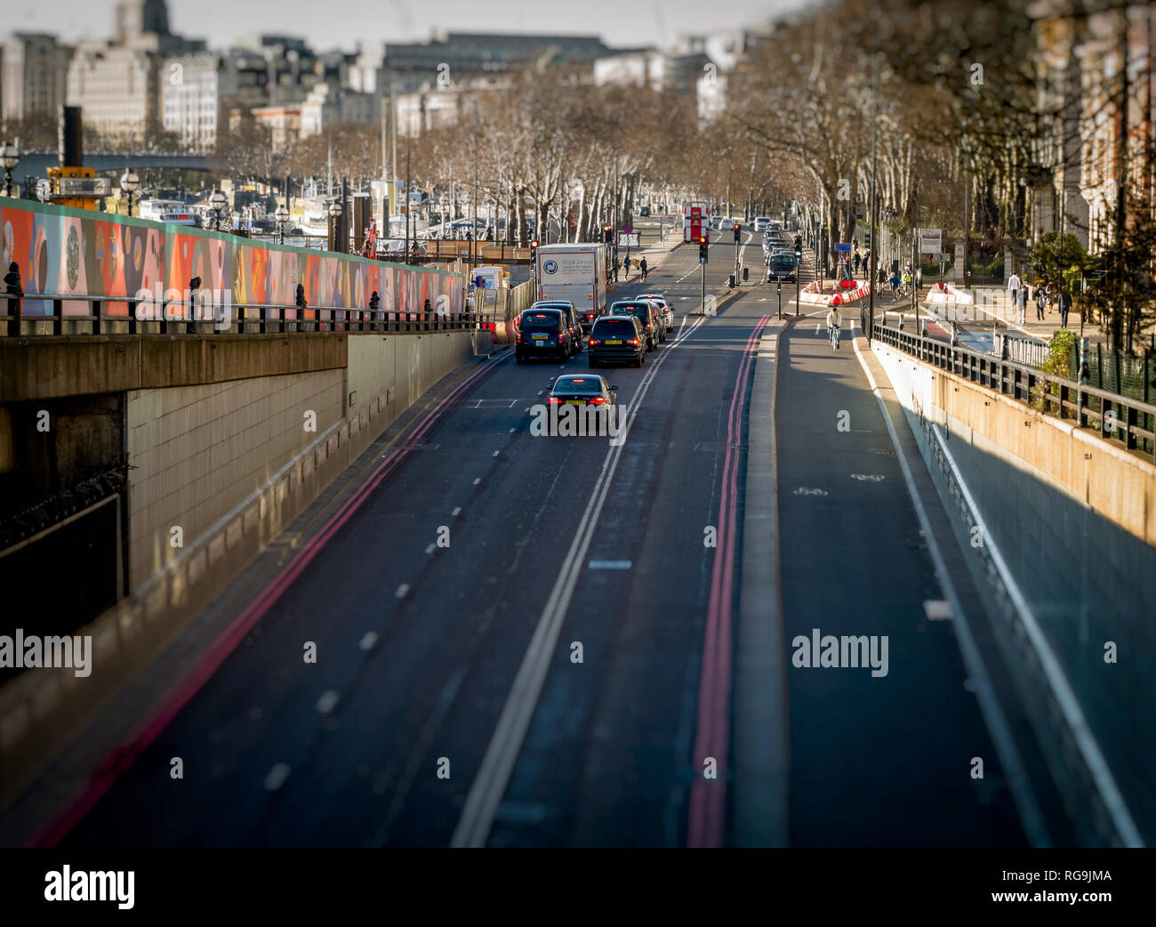 Les cyclistes à l'aide de l'autoroute de l'information Cycle TFL dans Upper Thames Street, Londres. Ouvert en 2016. Banque D'Images