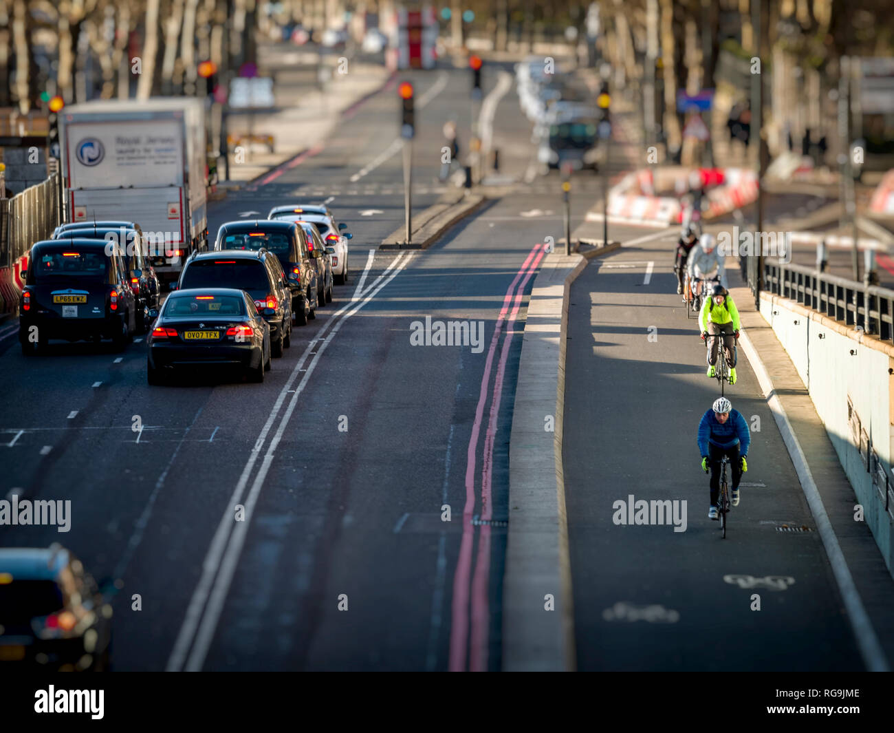 Les cyclistes à l'aide de l'autoroute de l'information Cycle TFL dans Upper Thames Street, Londres. Ouvert en 2016. Banque D'Images
