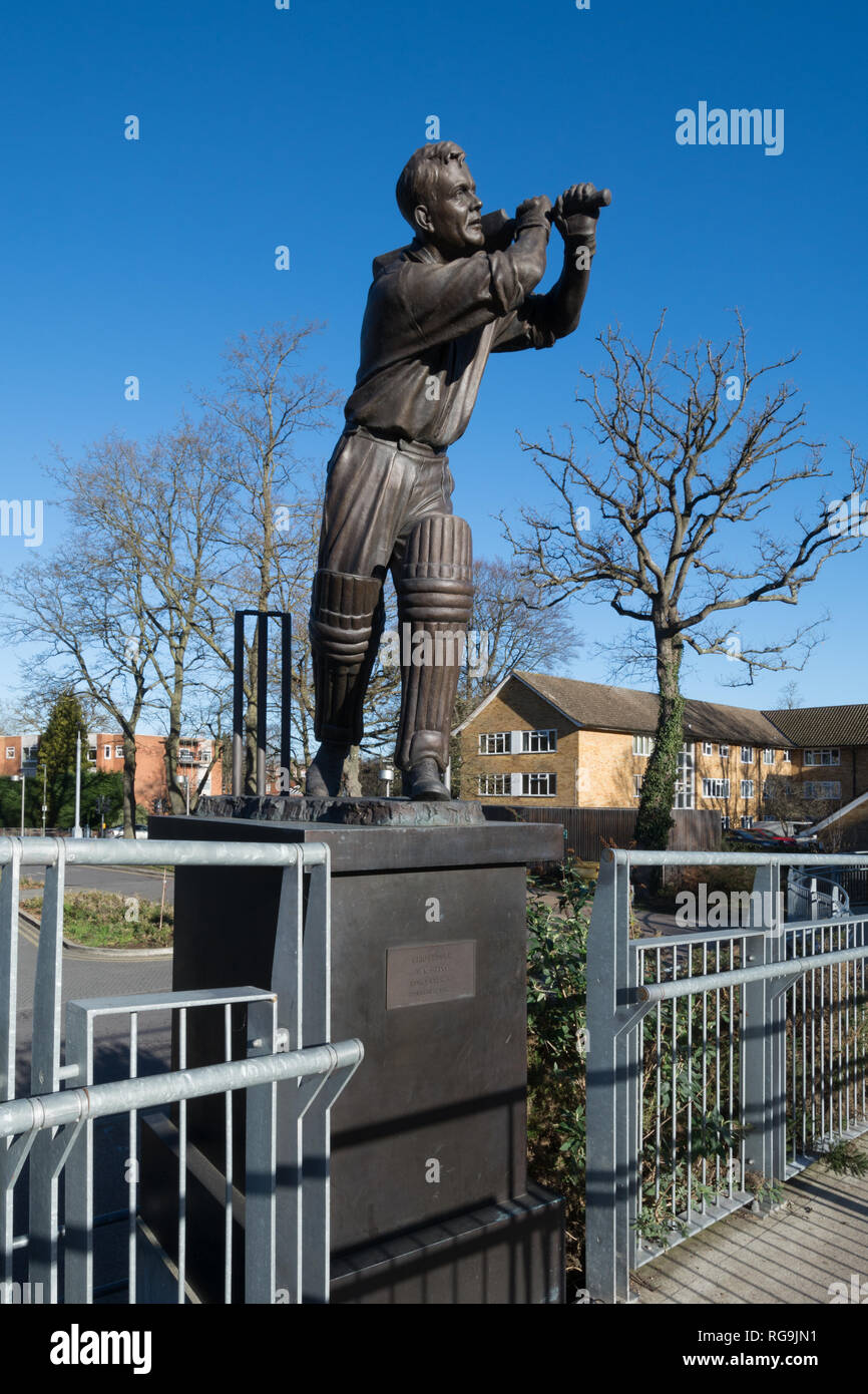 Statue au Surrey Cricketer et batteur Eric Bedser (1918-2006) sculpteur par Allan Sly à Woking, Royaume-Uni Banque D'Images