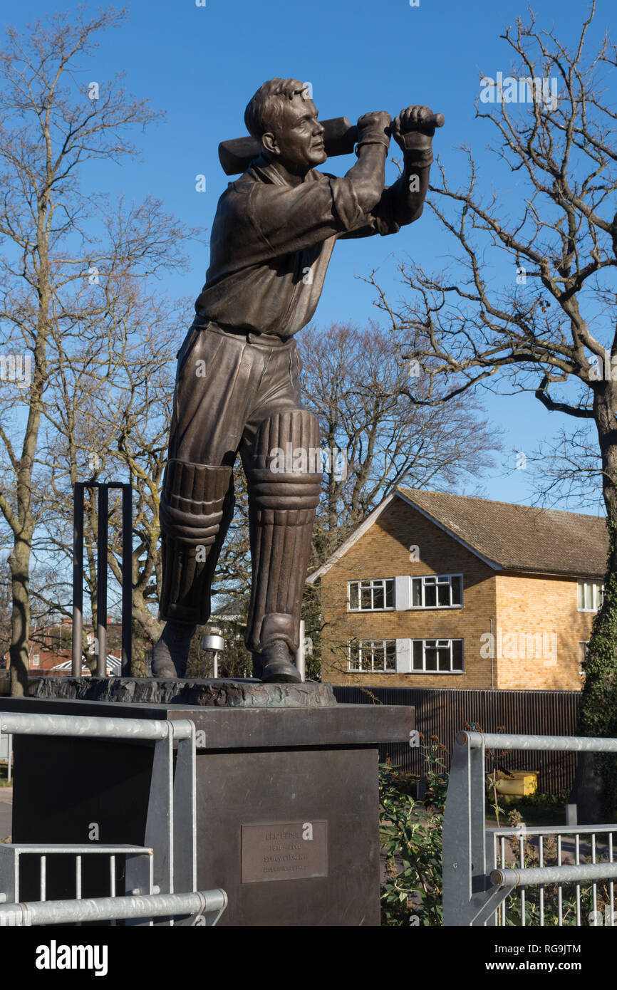 Statue au Surrey Cricketer et batteur Eric Bedser (1918-2006) sculpteur par Allan Sly à Woking, Royaume-Uni Banque D'Images