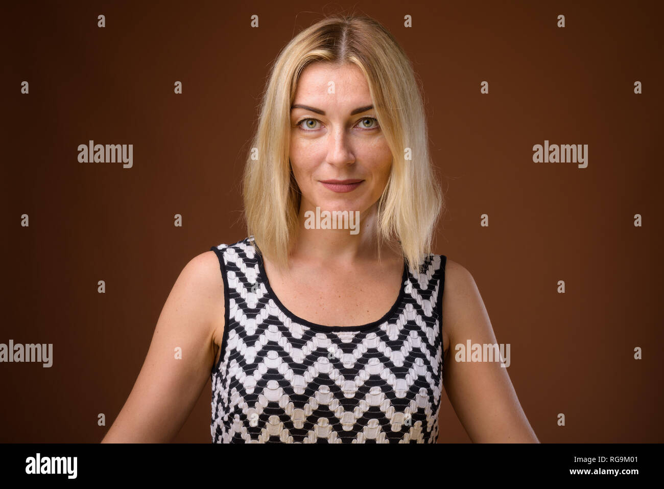 Visage de femme très belle avec des cheveux blonds courts Banque D'Images