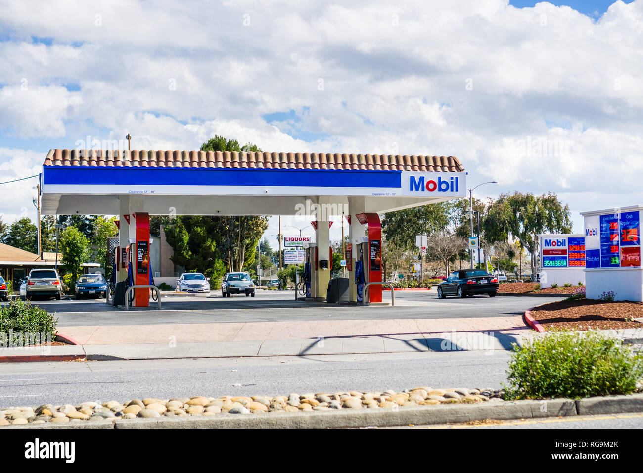8 mars 2018 Sunnyvale / CA / USA - Mobil Gas station South San Francisco bay area Banque D'Images