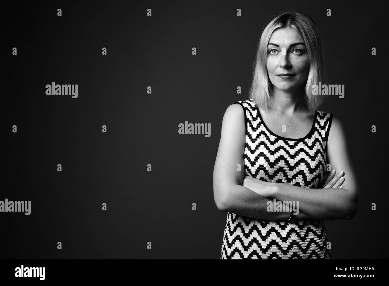 Beau portrait avec les cheveux courts en noir et blanc Banque D'Images