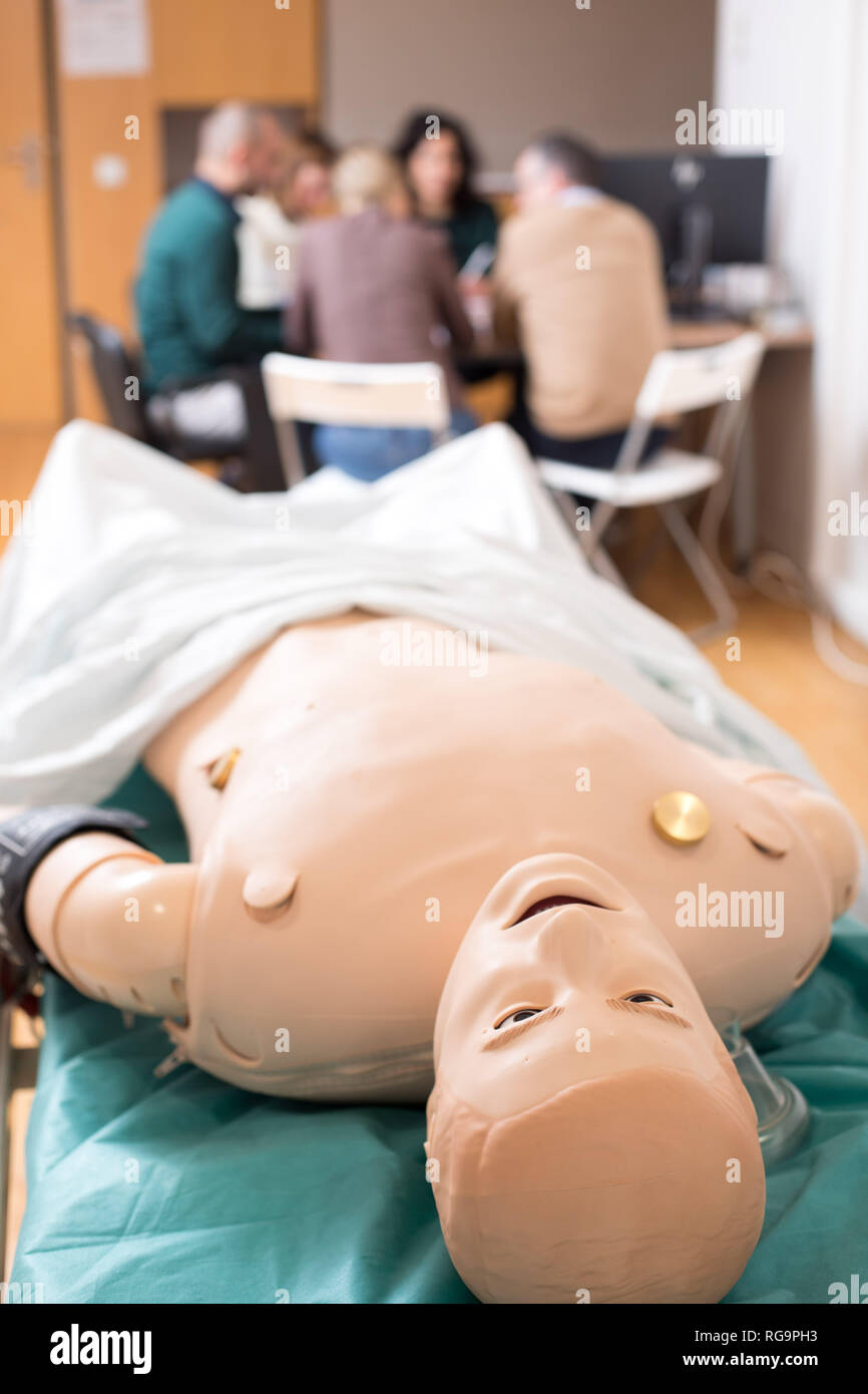 Simulateur de patient pour les soins pratiques modernes de formation des professionnels de la santé dans les hôpitaux. Banque D'Images