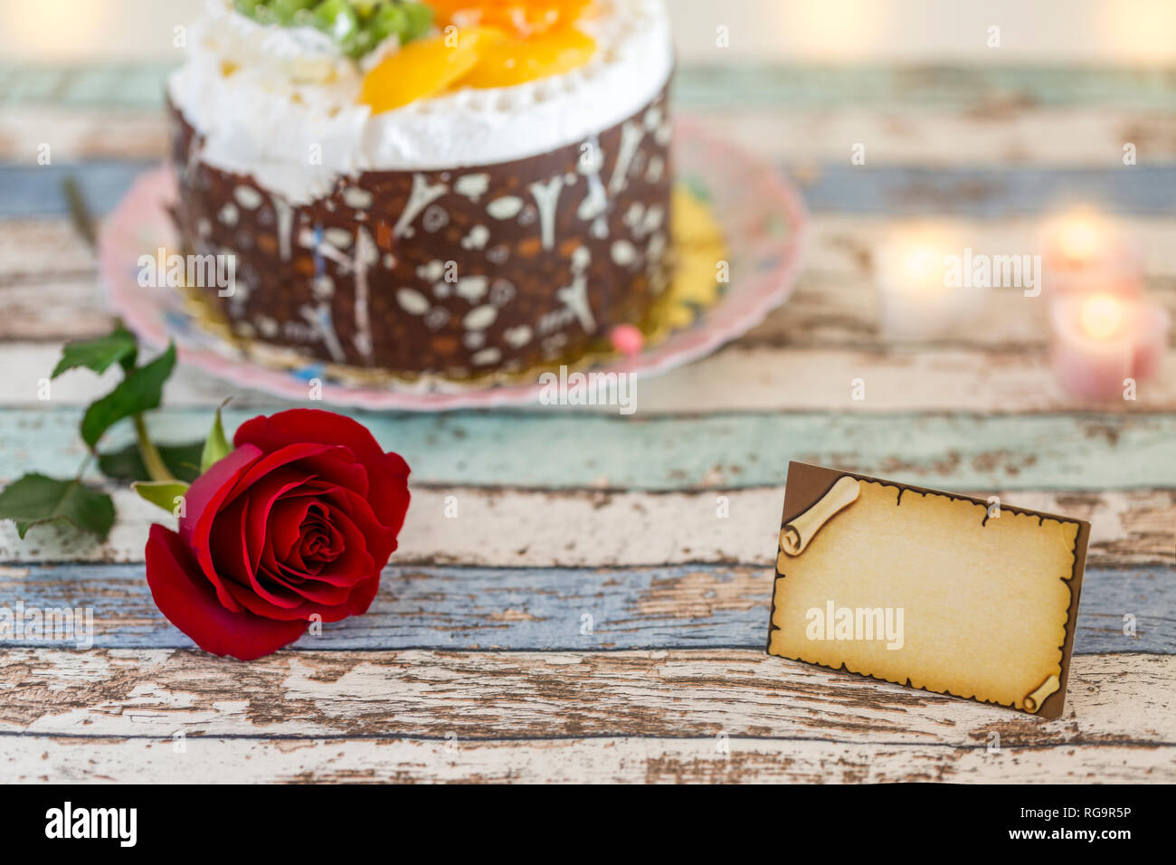 Carte De Vœux Vide Rose Rouge Et De Gateaux D Anniversaire Sur La Table Turquoise Photo Stock Alamy Carte De Vœux Vide Rose Rouge Et De Gateaux D Anniversaire Sur La Table Turquoise Photo Stock Alamy