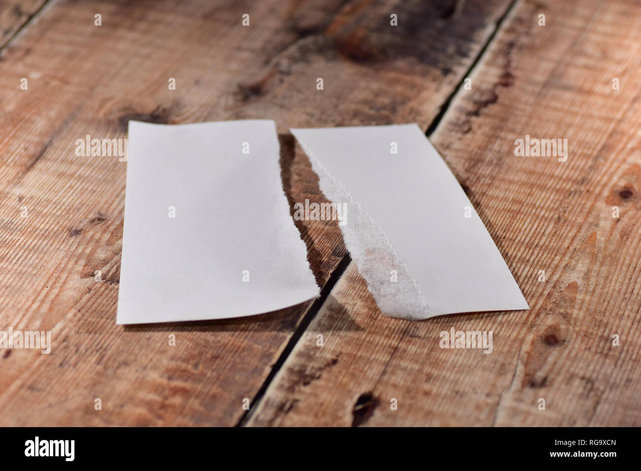 Un morceau de papier coupé en deux Banque D'Images