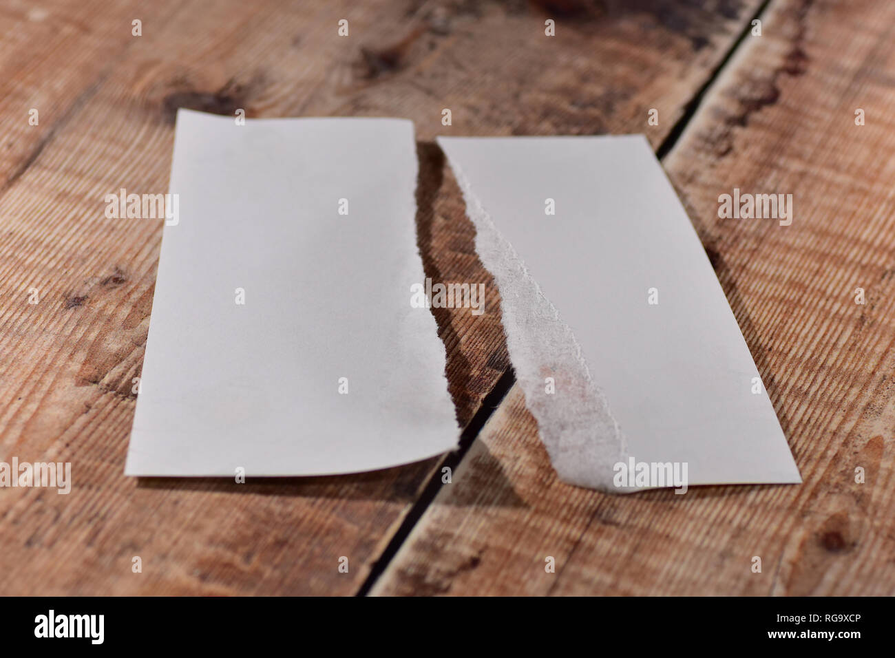 Un morceau de papier coupé en deux Banque D'Images