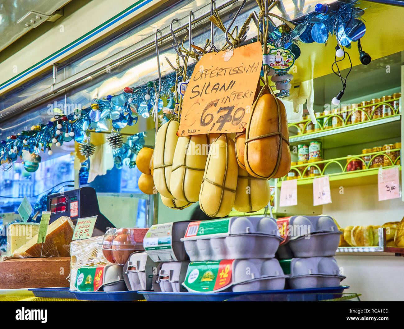 Turin, Italie - le 30 décembre 2018. Fromage Provola Silana à vendre dans une stalle de Madama Cristina marché. Turin, Piémont, Italie. Banque D'Images